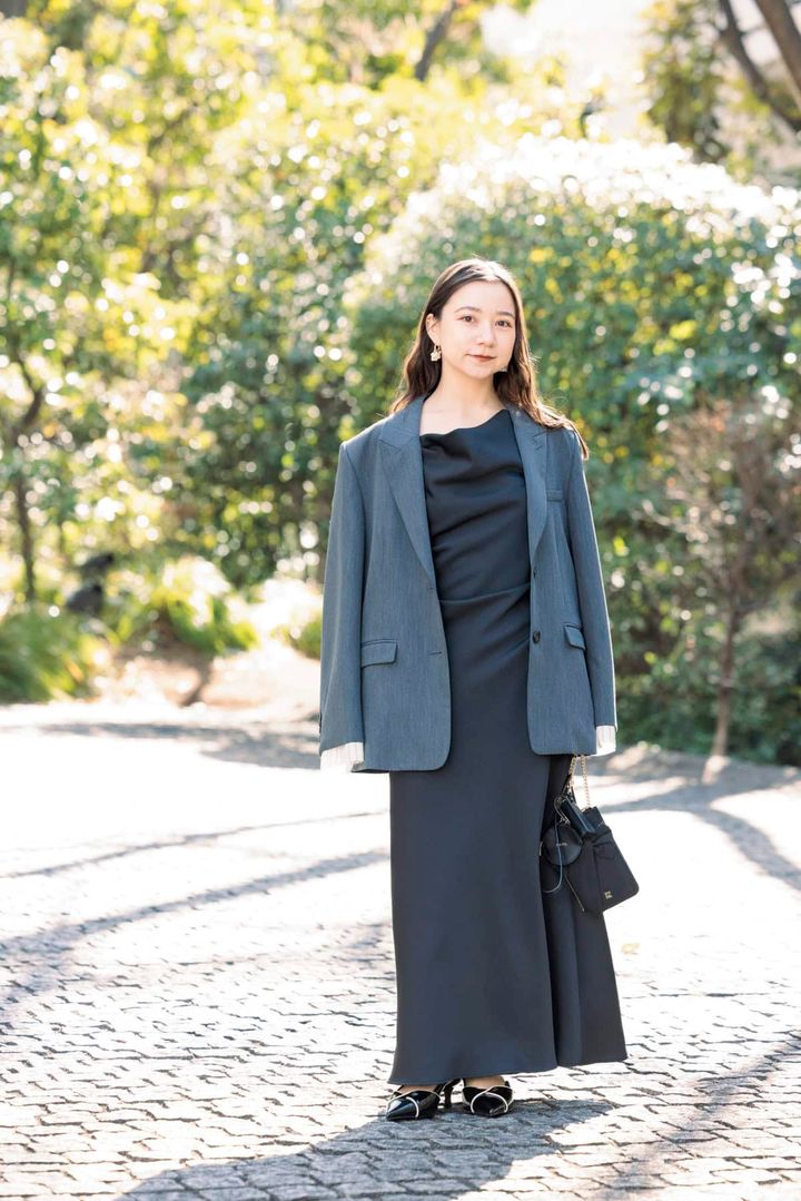 SNIDELのサテンワンピースにグレーのジャケットを合わせたセミフォーマルなコーディネート案。