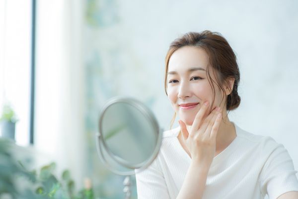 目元のリフトアップ見せはハイライトとチークで叶える