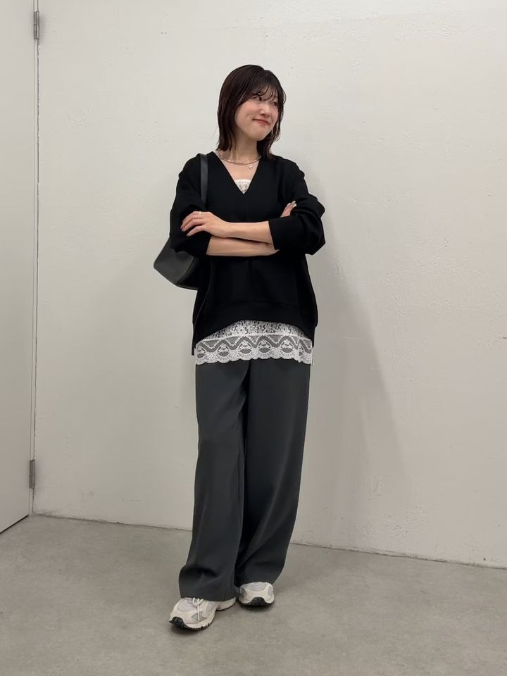 黒Vネック＆白レースで最旬レイヤード