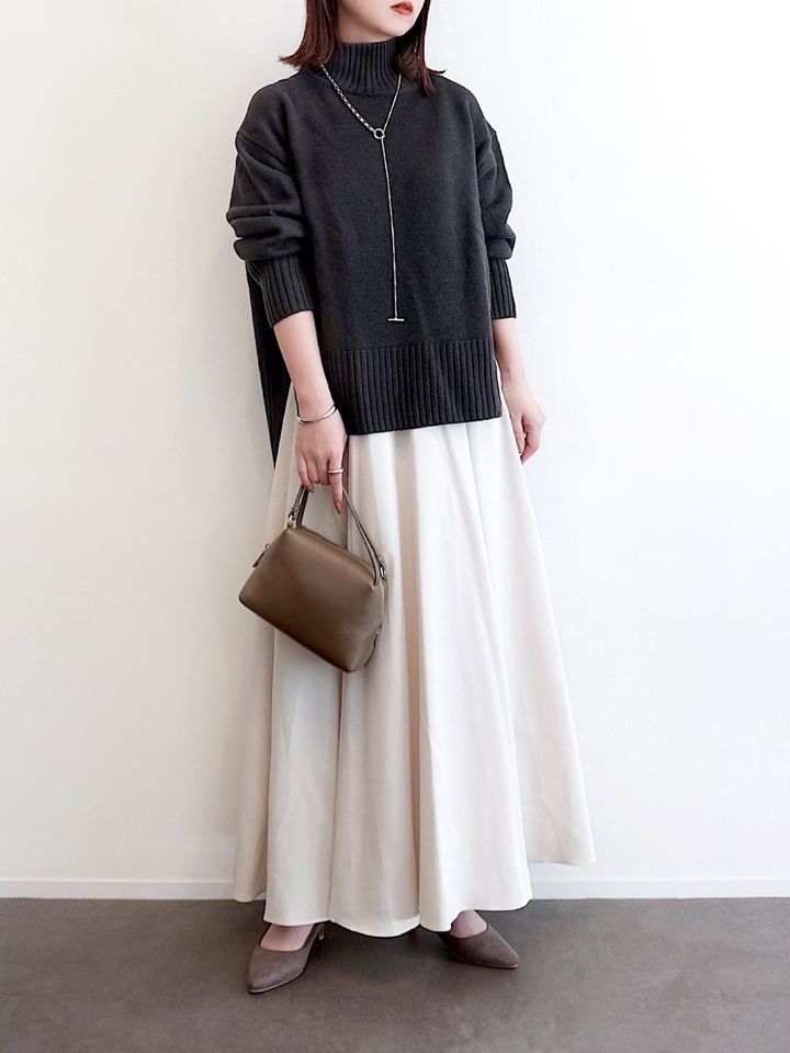 白スカートで春の軽やかさをプラス