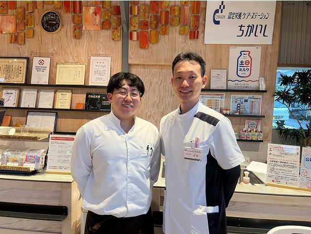 淺野さん(写真右)と管理栄養士の熊崎健郎さん(同左)