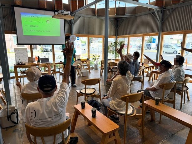 健康増進教室の様子。毎回地域住民が10名前後参加するという