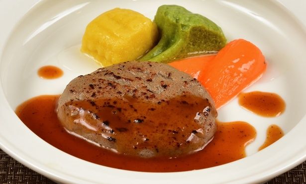 普通食と変わらないよう、味や形状に工夫を重ねた嚥下食ハンバーグ