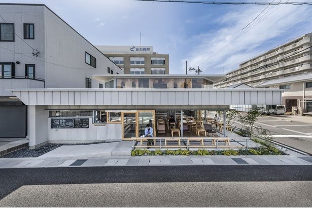 大通りに面した明るい雰囲気の「カムカムスワロー」