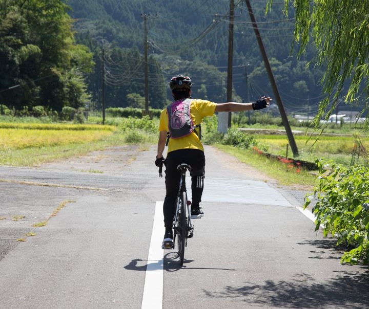 自転車の運転時の手信号は法律で義務付けられている？（画像はイメージ）