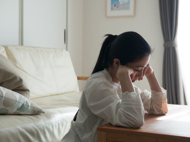 身内の体調面への懸念や自身の将来設計に悩みつつも、家庭内の諸事情や金銭面での厳しさから、やむなく実家での暮らしを続けている人も存在します。今回は、京都市山科区（京都府）で暮らす32歳女性のエピソードを紹介します。