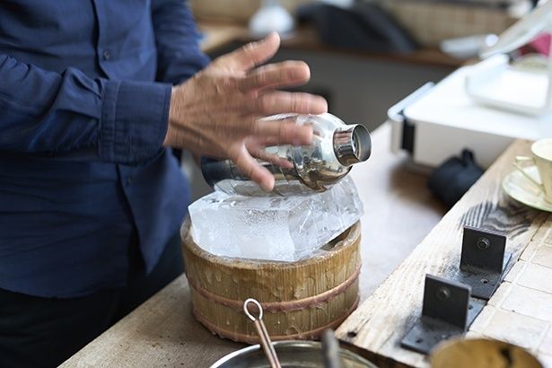 アイス珈琲は濃度を保つため、氷の上で回して間接的に冷却