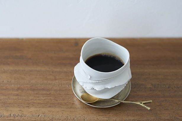 ロダン珈琲750円。滑らかな質感とカラメルのような芳醇な甘味が余韻に広がる。ねじった造形が独特なカップは地元の砥部焼の老舗窯元に特注