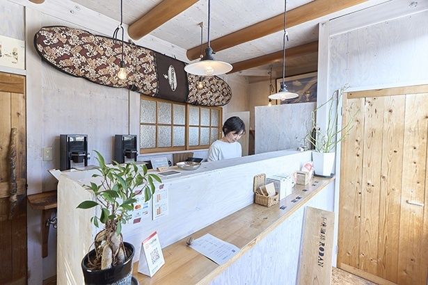 伊予市の「手焼珈琲RODAN」は焙煎所兼豆のショップとして、奥様のさつきさんが切り盛り