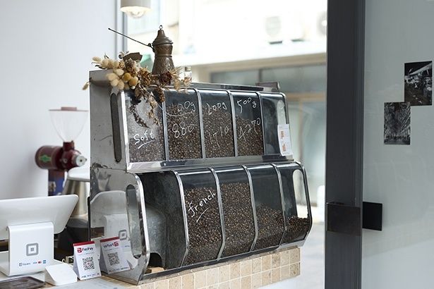 入口に置かれた豆の陳列ケースが目を引く「rodan-caffe 柳井町店」