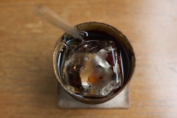 アイス珈琲800円は銅に漆と金箔を塗ったカップで。冷やすことで香味が冴え、後味の甘さもキレを増す。底が透けて見えるよう氷のサイズも計算されている