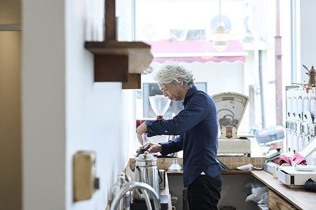 フランス製のばね計りや分銅式の計りなど、店内ではなるべくアナログの道具を使うことを心掛ける