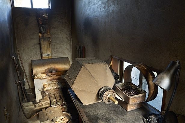 「自分でも納得できる焙煎ができるようになったのは、この2、3年」という西口さん。焙煎室の煤(すす)けた壁が、長年の試行錯誤の足跡を物語る