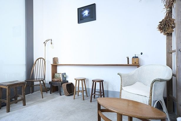 「rodan caffe 柳井町店」の店内。ヴィンテージ家具のセレクトにもセンスが光る