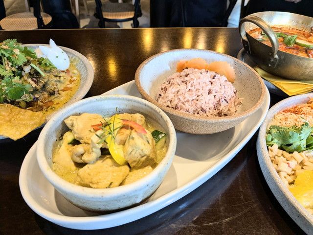 アーモンドミルクで仕立てたグリーンカレー。鶏肉と野菜がごろっと入りライスとともにプレートに盛り付けられている