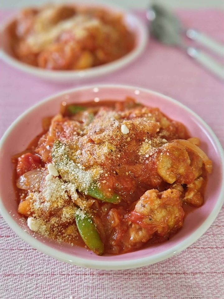 鶏もも肉とスナップエンドウのトマト煮込み