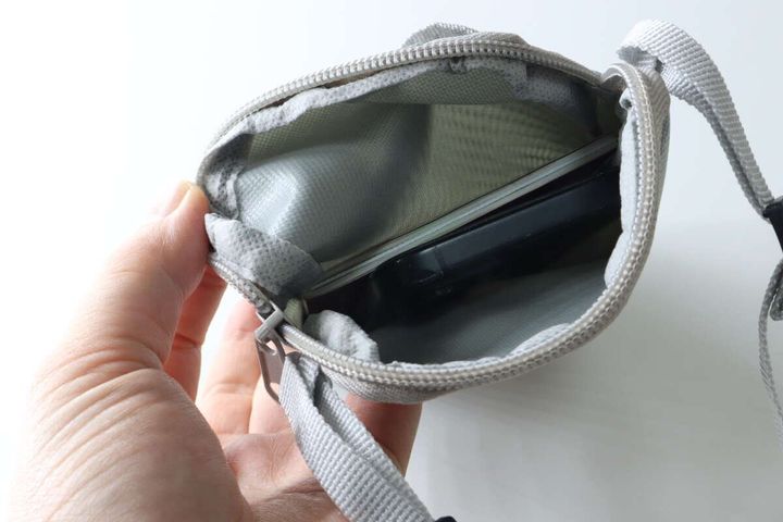 メッシュポケット付パスポートケース スモーキーカラー メインスペース