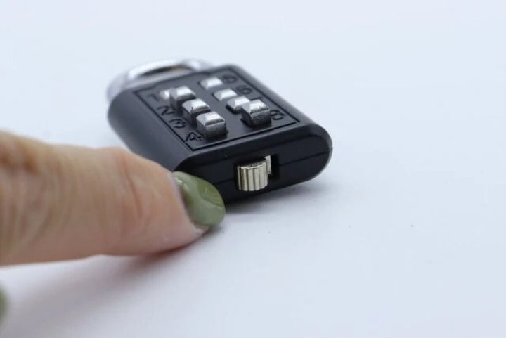 ダイソーのプッシュロックの下部のレバー