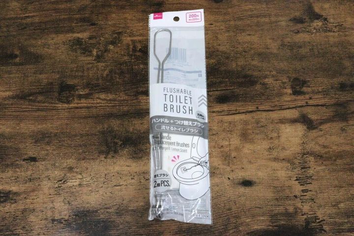 ダイソーの流せるトイレブラシ ハンドル＋つけ替えブラシ2個のパッケージ