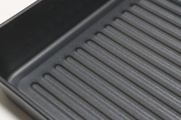 ダイソーのオーブントレーは表面がフッ素樹脂加工されていて焦げ付きにくい