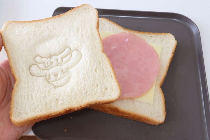 ダイソーのスタンプ付きサンドイッチメーカーCNの使用例