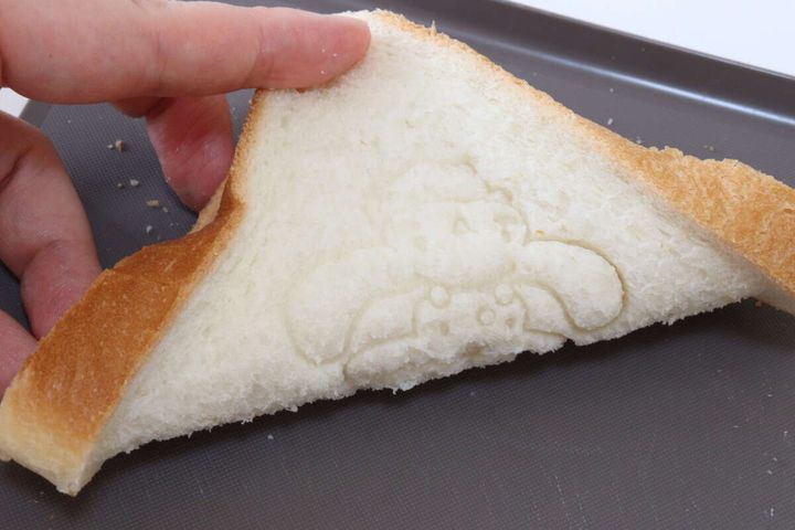 ダイソーのスタンプ付きサンドイッチメーカーCNでスタンプしたパン
