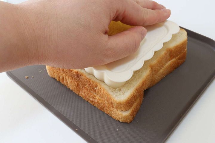 ダイソーのスタンプ付きサンドイッチメーカーCNの使用例