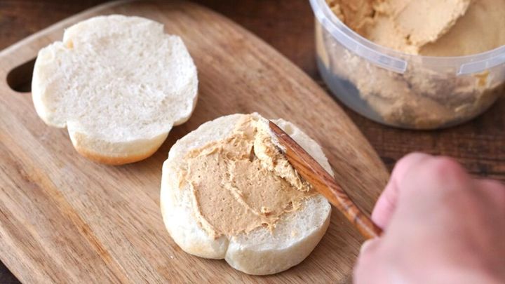 手作りちぎりパンでパン弁当。ピーナッツスプレッドを塗っています。セリアのお弁当箱にハンバーグ、ブロッコリー、ゆで卵、ケチャップパスタ。今年から2人弁当です。