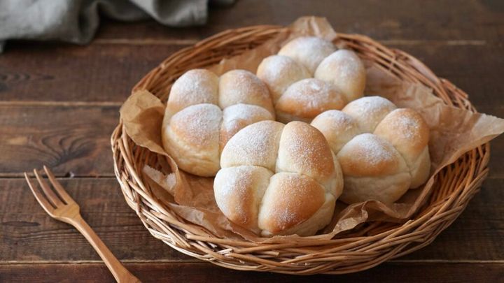 手作りちぎりパンでパン弁当。ピーナッツスプレッドを塗っています。セリアのお弁当箱にハンバーグ、ブロッコリー、ゆで卵、ケチャップパスタ。今年から2人弁当です。