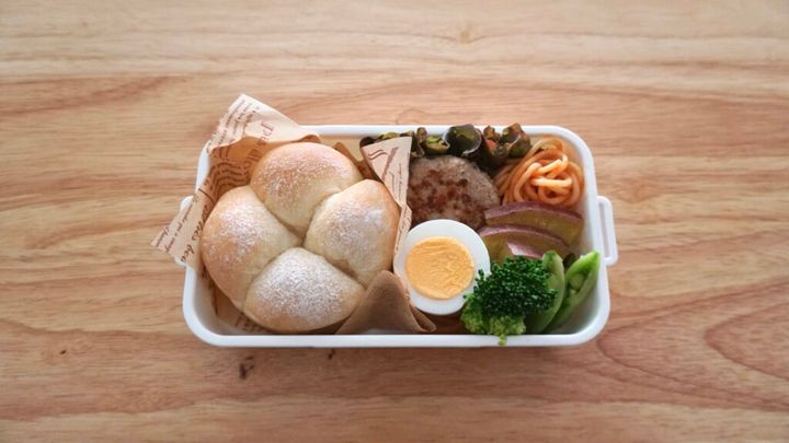 手作りちぎりパンでパン弁当。ピーナッツスプレッドを塗っています。セリアのお弁当箱にハンバーグ、ブロッコリー、ゆで卵、ケチャップパスタ。今年から2人弁当です。