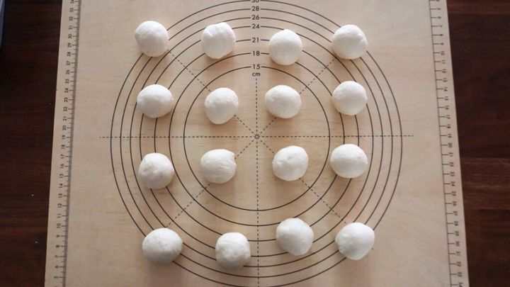 手作りちぎりパンでパン弁当。ピーナッツスプレッドを塗っています。セリアのお弁当箱にハンバーグ、ブロッコリー、ゆで卵、ケチャップパスタ。今年から2人弁当です。