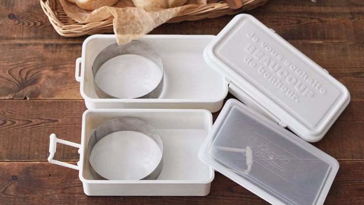 手作りちぎりパンでパン弁当。ピーナッツスプレッドを塗っています。セリアのお弁当箱にハンバーグ、ブロッコリー、ゆで卵、ケチャップパスタ。今年から2人弁当です。