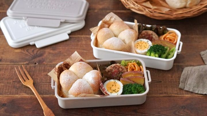 手作りちぎりパンでパン弁当。ピーナッツスプレッドを塗っています。セリアのお弁当箱にハンバーグ、ブロッコリー、ゆで卵、ケチャップパスタ。今年から2人弁当です。