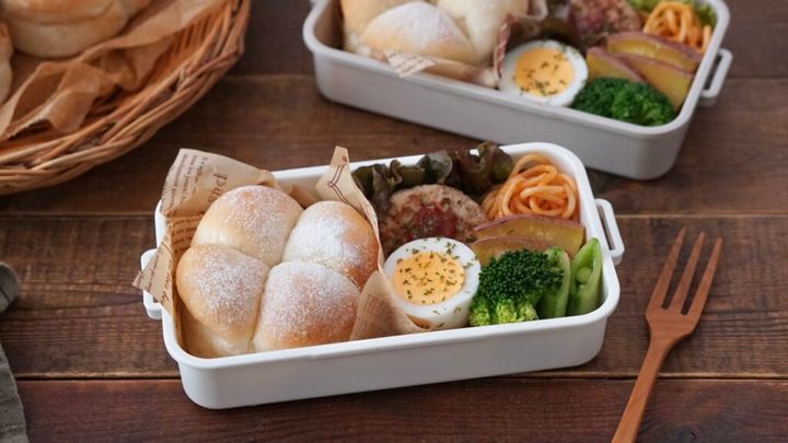 手作りちぎりパンでパン弁当。ピーナッツスプレッドを塗っています。セリアのお弁当箱にハンバーグ、ブロッコリー、ゆで卵、ケチャップパスタ。今年から2人弁当です。