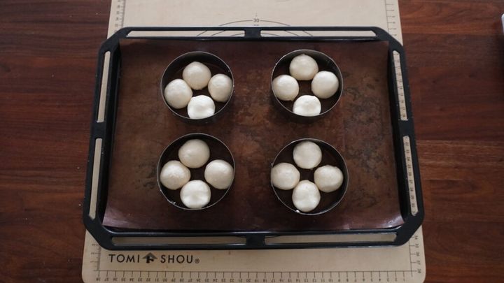 手作りちぎりパンでパン弁当。ピーナッツスプレッドを塗っています。セリアのお弁当箱にハンバーグ、ブロッコリー、ゆで卵、ケチャップパスタ。今年から2人弁当です。