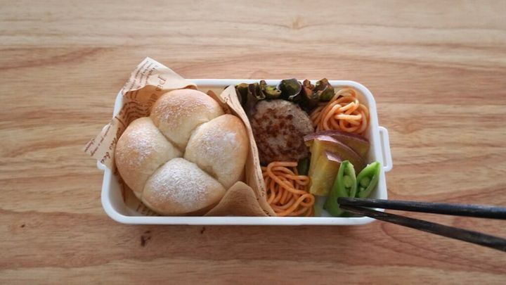 手作りちぎりパンでパン弁当。ピーナッツスプレッドを塗っています。セリアのお弁当箱にハンバーグ、ブロッコリー、ゆで卵、ケチャップパスタ。今年から2人弁当です。