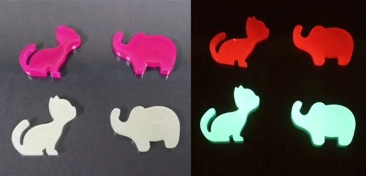 シリカ複合体をエポキシ樹脂で固めた試料。室内光とLED波長405nm照射時の発光の様子