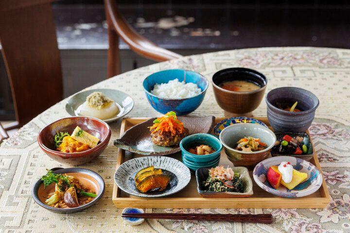 近江八幡のヴォーリズ建築「OZEN」で、おばんざい御膳や旬の果実を使ったパフェを♪