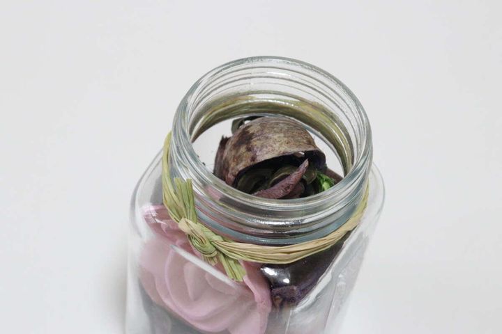 ダイソーのガラスポプリ（ラベンダー）のフタを開ける