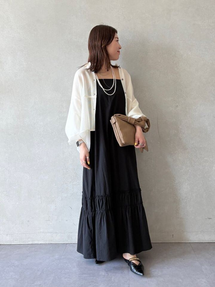 2026春大人女性おすすめ黒キャミワンピ華やかコーデ