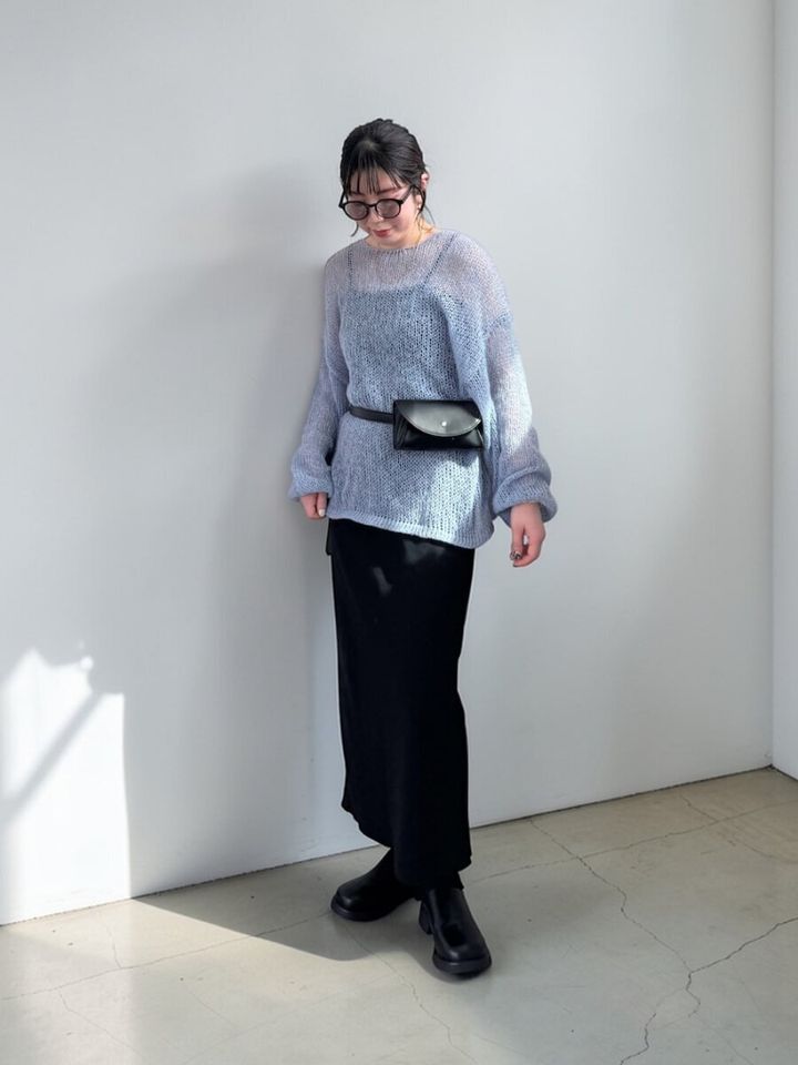 2026春大人女性おすすめ黒キャミワンピメッシュニット重ね着コーデ