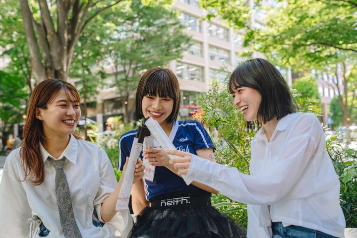 Papillon（パピヨン）のカヌチュロ®︎を食べる若い女性たち