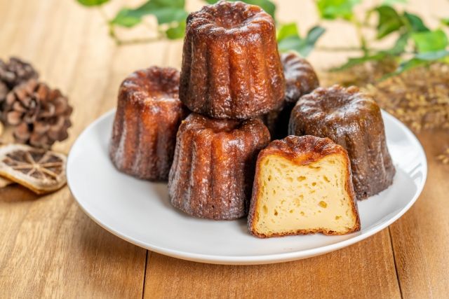 スイーツ お皿に盛られたカヌレ 1つ断面カット