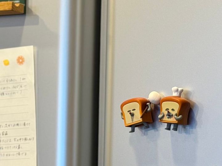 冷蔵庫に貼ったパンどろぼうのフィギュア