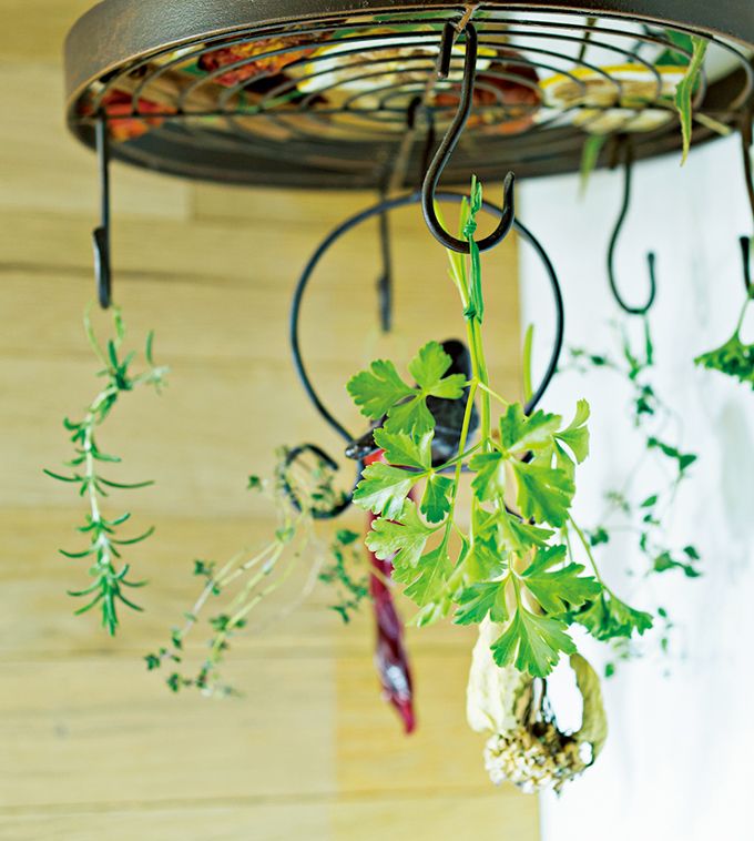 ハーブをインテリアに！ 吊るして「ドライハーブ」にする楽しみ方の画像1
