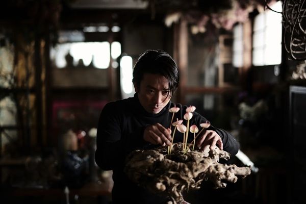 【神奈川県横浜市】華道家・萩原亮大氏の花いけパフォーマンス「陰翳礼讃」がBankPark YOKOHAMAで開催