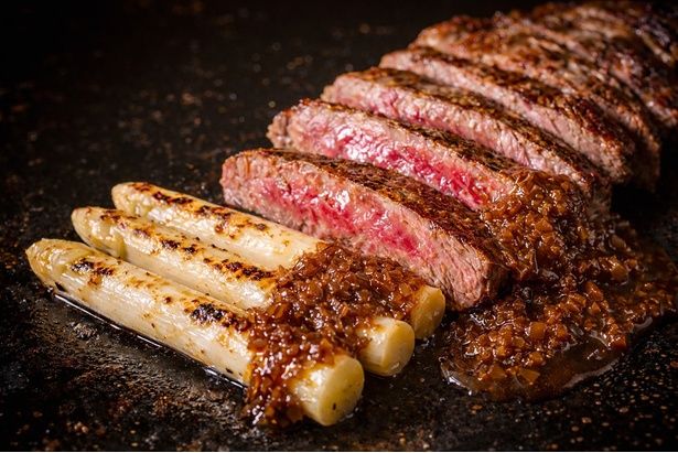 「ステーキ＆グリル マーベリックス」の春の味覚の王様「ホワイトアスパラガス＆ステーキ」