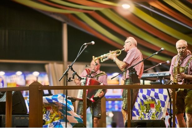 ドイツ楽団「ヴォーホー＆カレンダーバンド」による生演奏も