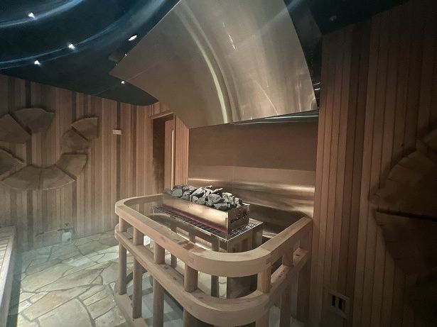 サウナストーブの柵も丸みのあるデザインで柔らかいイメージ