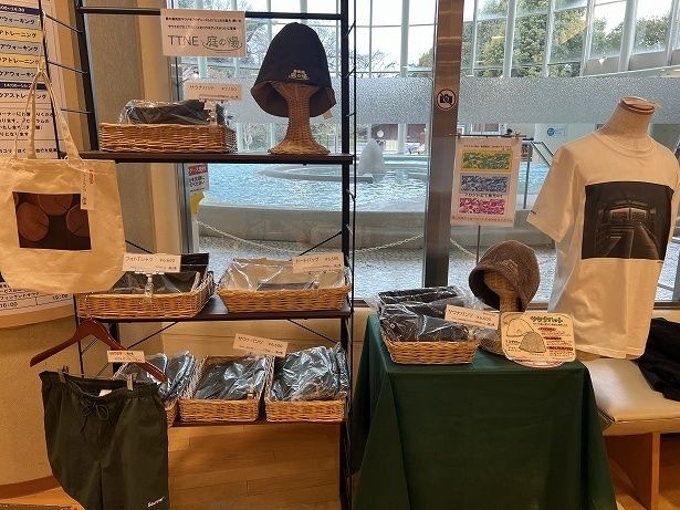 フロント横ではオリジナルグッズも販売